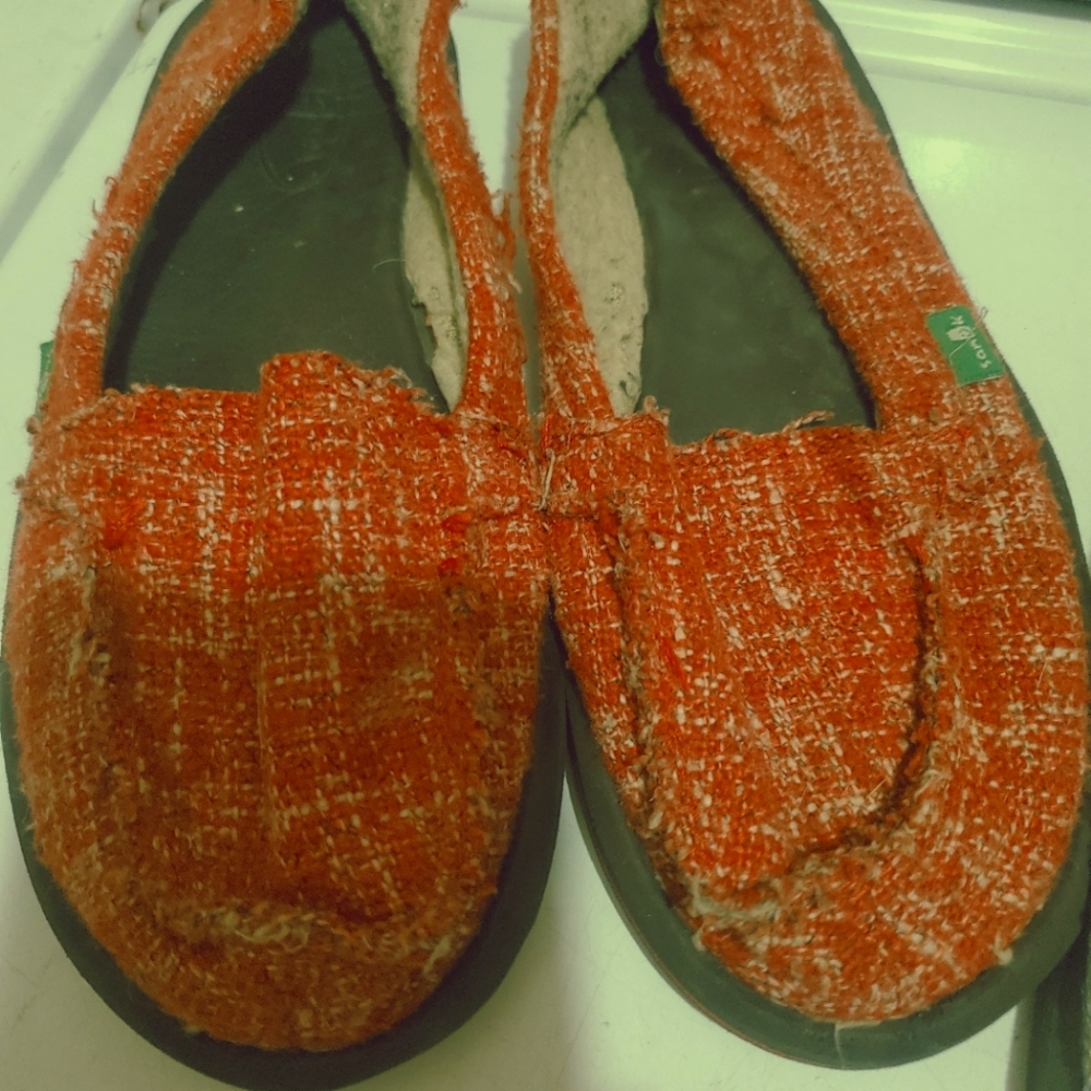 Size 5/6 red sanuk